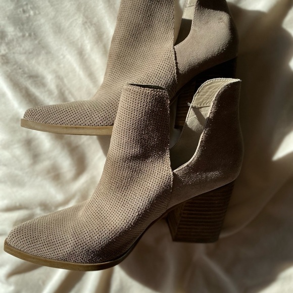 Marc Fisher Suede Ankle Booties Pointy Toe Block Heel- Tan - Picture 3 of 10